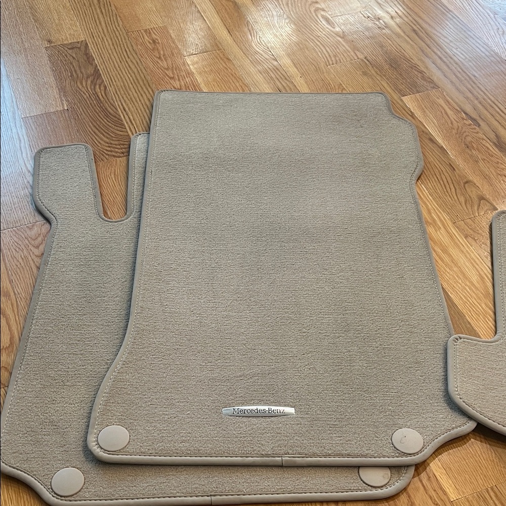 Tan Car Floor Mats. New only 3 pieces as you see on the pictures. No used